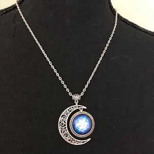 CRESCENT MOON NECKLACE